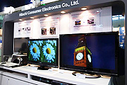 圖片：大螢幕LCD顯示器、控制盒、藍光燒錄機